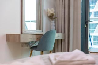 Elegant One-Bedroom Sea View Retreat on Palm West - 3