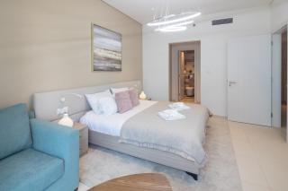 Elegant One-Bedroom Sea View Retreat on Palm West - 2