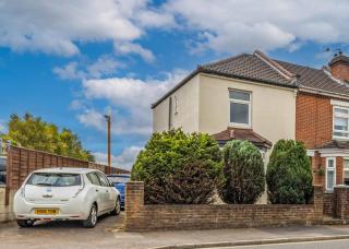 House With Driveway Close To Southampton Hospital - 2