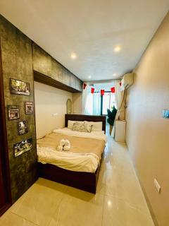 The Train Home - Railway View OldQuarter Studio - Hanoi - 8