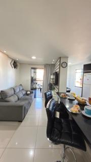 Apto das Orquídeas- 3 Quartos climatizados - Apto espaçoso,confortável com sacada de frente com duas amplas janelas, com a mais bela vista para avenida principal! - 4