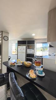 Apto das Orquídeas- 3 Quartos climatizados - Apto espaçoso,confortável com sacada de frente com duas amplas janelas, com a mais bela vista para avenida principal! - 5