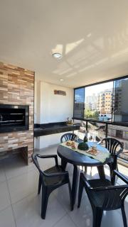 Apto das Orquídeas- 3 Quartos climatizados - Apto espaçoso,confortável com sacada de frente com duas amplas janelas, com a mais bela vista para avenida principal! - 3