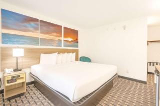 Hotel Carolina Standard Room - 1 King Bed - 7