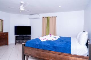 Relaxed Island Stay with Patio and Free Parking -  - 4