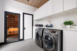 Luxury 8BR Lakefront Cottage, Hot tub, Sauna, Gym - 2