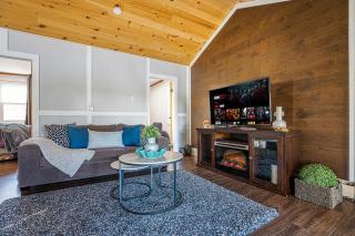 Rustic Lakefront Cottage with Fire Pit & Scenic Views - 2