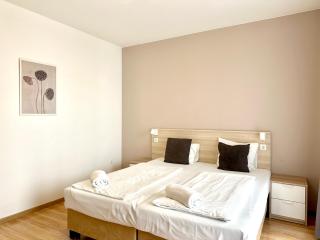 Prime Stay - Modern 1 Bedroom Apartment with Balcony - 9