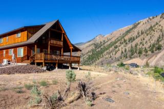 Stunning Salmon Riverfront Cabin - 0