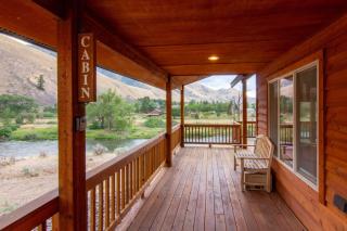 Stunning Salmon Riverfront Cabin - 9