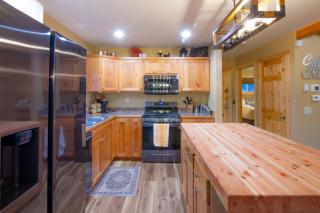 Stunning Salmon Riverfront Cabin - 8