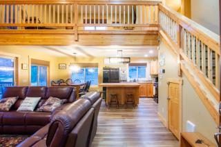 Stunning Salmon Riverfront Cabin - 6