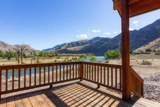 Stunning Salmon Riverfront Cabin - 5