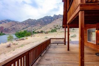 Stunning Salmon Riverfront Cabin - 3