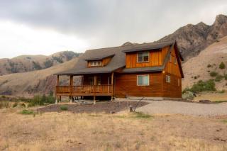 Stunning Salmon Riverfront Cabin - 2