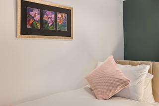 Seaside Stays in the Heart of Town - 8