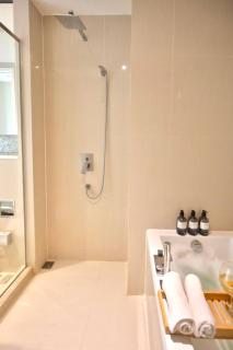 5min Metro | KingBed | Kitchen full | Netflix WiFi - 4