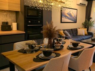 LUXURY Designer Apt I Meters to Gondola Lift I Sleeps 6 I Pool & Parking I - 9