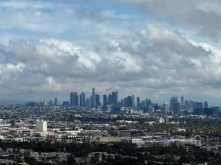 Serene Glasshouse Retreat with Iconic LA Skyline Views - 9