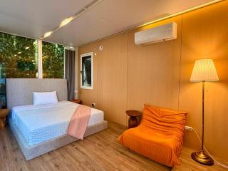 Serene Glasshouse Retreat with Iconic LA Skyline Views - 2