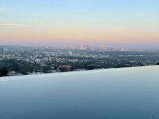 Serene Glasshouse Retreat with Iconic LA Skyline Views - 0