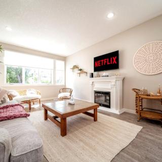 BoHo House-Sleeps 17-Garage-3 Kitchens-Fireplace - 7