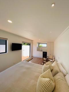 The Coconut Hut Papamoa Beach - 8