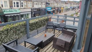 Three Bedroom Apartment with Roof Terrace Near City Centre - 7