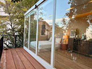 Hollywood Hills Glass Cabin-Skyline view -Floor to Ceiling Windows - 2