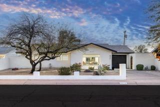 Moody Modern Desert Retreat – Backyard Bliss Awaits - 9