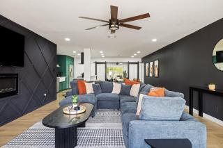 Moody Modern Desert Retreat – Backyard Bliss Awaits - 6