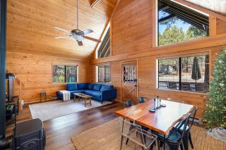 Stylish Cozy Cabin Retreat in Munds Park - 9