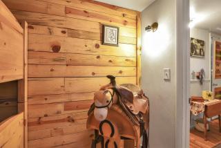 Rustic Adventure w Historic Log Cabin Forest Views 20 minutes from Flagstaff Now with Wi-Fi - 4