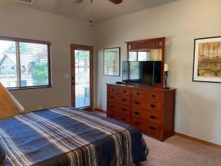 Splendid 3BR Cottage Sleeps 10 Ideal Location for Key Attractions Great Value Lots of Amenities - 8