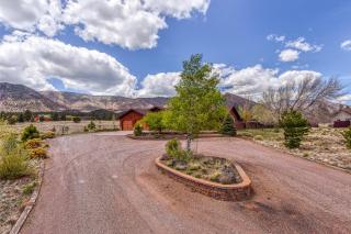 BunnyLand Lodge Panoramic Mt. Views Fantastic Backyard Patio Scenic Location in Flagstaff - 4