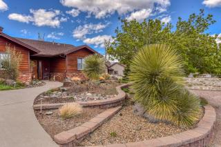 BunnyLand Lodge Panoramic Mt. Views Fantastic Backyard Patio Scenic Location in Flagstaff - 1