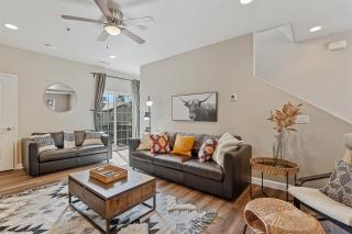 Beautiful Townhome Loaded with Amenities Excellent Location Great Value Central AC - 9