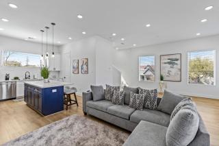 Quiet Neighborhood Close to Convention Center and Midtown! - 3