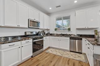 Pet Family-Friendly Spacious Fenced Yard 5-min to Downtown EV Charger - 8