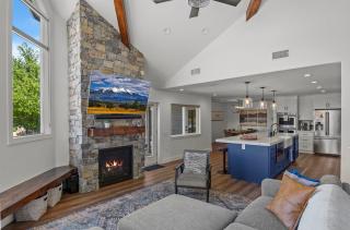 Mountain Lake Views Stunning Lakefront Retreat Hot Tub Game Room Near Downtown - 4