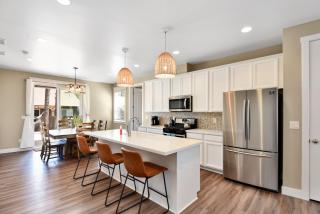 Windtree Retreat Hot Tub Pet-Friendly Fire Pit Near Downtown - 9