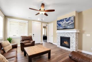 Windtree Retreat Hot Tub Pet-Friendly Fire Pit Near Downtown - 8