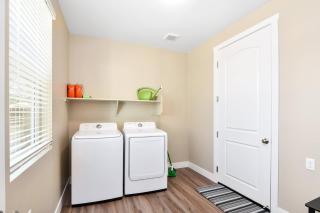 Windtree Retreat Hot Tub Pet-Friendly Fire Pit Near Downtown - 2