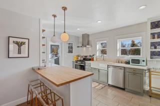 Downtown Crown Stylish Mid-Century Design Walk to Dining Shops - 1