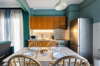 Neo Victorian SKG apartment - 2