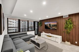 Modern 3BR Ocean view Condo with Pools, Gym and Sauna 1407 - 7