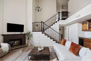 Arch Views Beautifully designed home with swimming pool table and more - 5