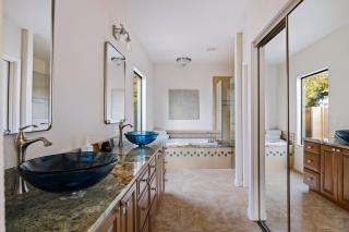 Arch Views Beautifully designed home with swimming pool table and more - 1