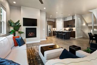 Pinnacle Pines Forest Views Modern Home with EV Charger Direct Trail Access - 9