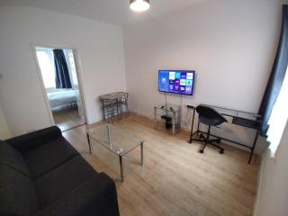 Garden Apartment & Parking, near Town train and Bus - 0